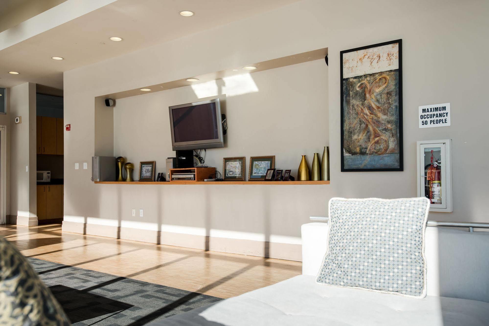 Dharma Home Suites Jc At Exchange Place Джерси-Сити Экстерьер фото